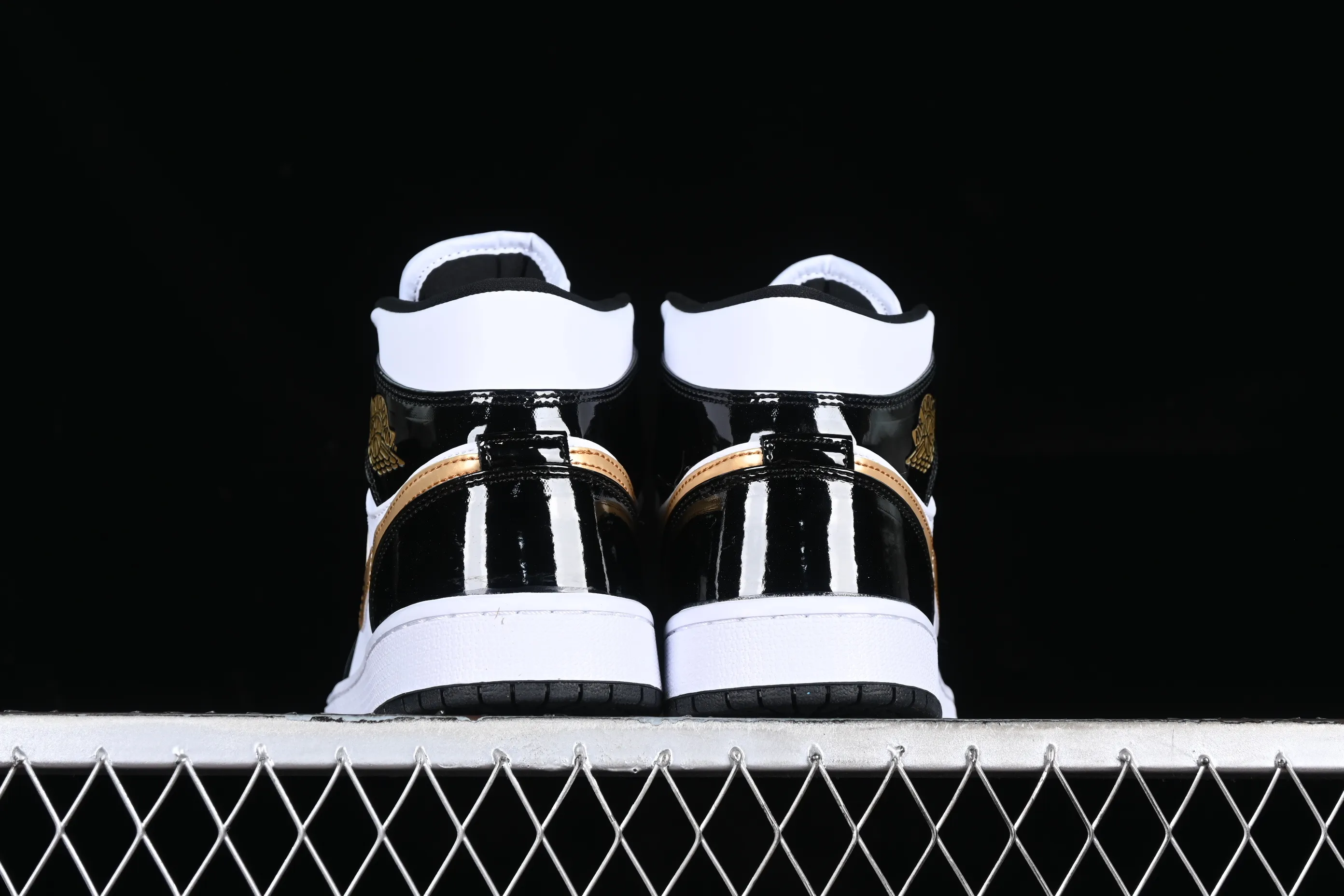 All categories Air Jordan Jordan series basketball shoes Air Jordan 1 Mid Air Jordan 1 Mid SE AJ1 Joe 1 small black gold patent leather mid-top basketball shoes 852542-007
